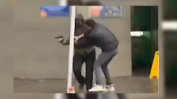 VIDEO | Hombre opuso resistencia, forcejeó y evitó que ladrones lo robaran en Medellín