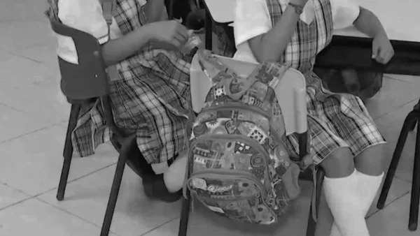 Recogen casquillos y usan aulas para necropsias: docente relató el drama de las escuelas atrapadas en el conflicto Recogen casquillos y usan aulas para necropsias: docente relató el drama de las escuelas atrapadas en el conflicto