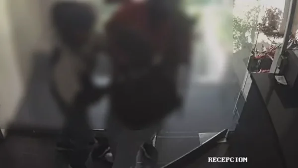 Ladrones sorprendieron a joven cuando volvió de la universidad y la robaron en Bucaramanga Ladrones sorprendieron a joven cuando volvió de la universidad y la robaron en Bucaramanga