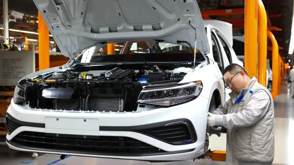 Icónica marca de carros anunció despidos de 50.000 empleados: esta fue la razón Icónica marca de carros anunció despidos de 50.000 empleados: esta fue la razón