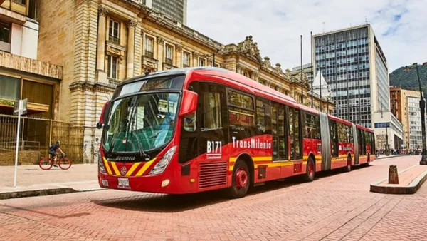 Joven estudiante murió tras ser atropellada por bus de Transmilenio: ¿Cómo ocurrió el accidente?