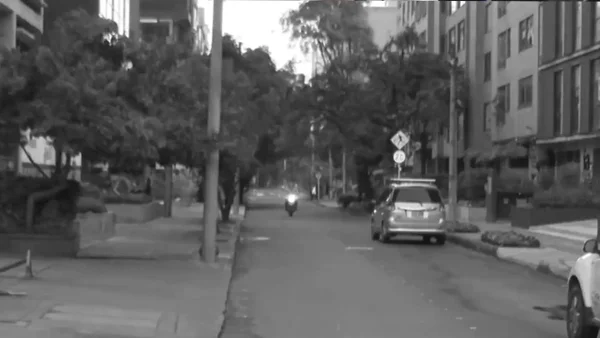 Atraco armado en la calle 85 en Bogotá: delincuentes desataron balacera y golpearon a motociclista para llevarse su moto