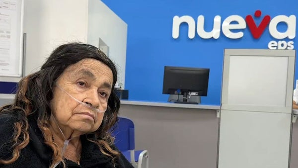 Por contratar un servicio de ambulancia, la Nueva EPS desafilió a paciente de la tercera edad con cáncer