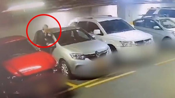 VIDEO | Abuelo de 70 años se dedicaba a robar autopartes en parqueaderos de centros comerciales VIDEO | Abuelo de 70 años se dedicaba a robar autopartes en parqueaderos de centros comerciales