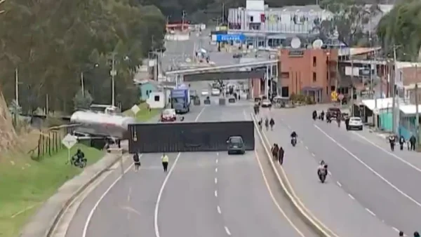 Cierre con contenedores en la frontera con Ecuador está hundiendo el turismo en Ipiales Cierre con contenedores en la frontera con Ecuador está hundiendo el turismo en Ipiales