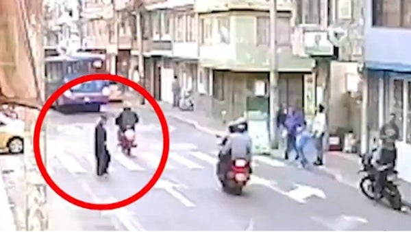 VIDEO | Motociclista a toda velocidad arrolló a adulto mayor de 90 años y lo deja agonizando en Bogotá VIDEO | Motociclista a toda velocidad arrolló a adulto mayor de 90 años y lo deja agonizando en Bogotá