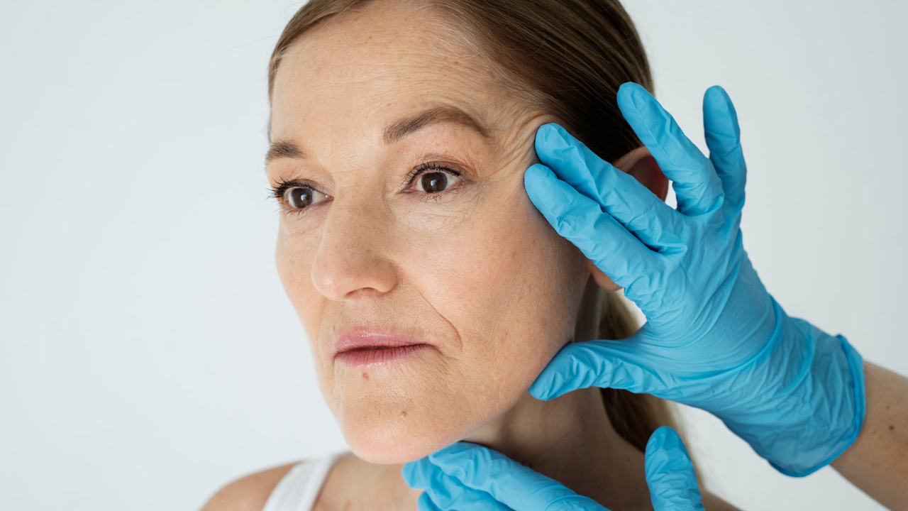 Stress and lack of sleep: two of the possible causes behind facial paralysis