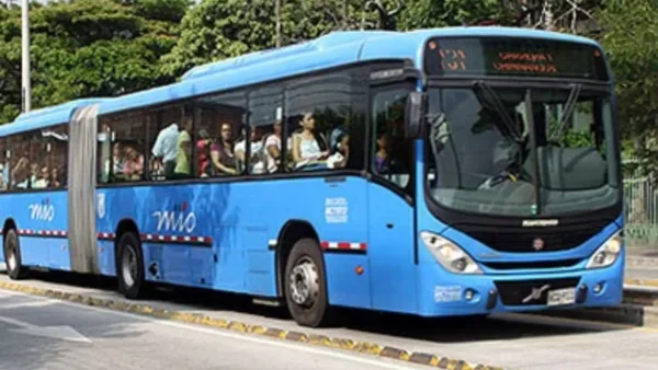 VIDEO | Brutal pelea por una silla en bus del MIO terminó a golpes y con un hombre atacando a una mujer VIDEO | Brutal pelea por una silla en bus del MIO terminó a golpes y con un hombre atacando a una mujer