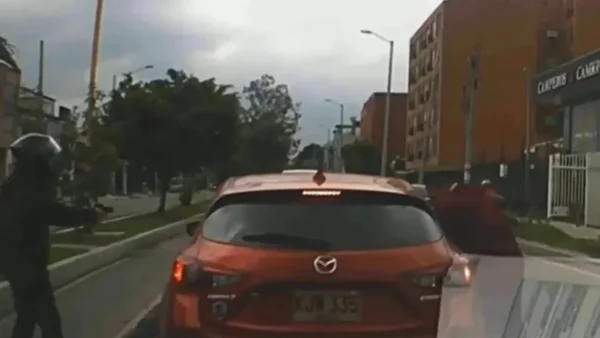 Escalofriante robo a camioneta en Bogotá quedó en video a plena luz del día