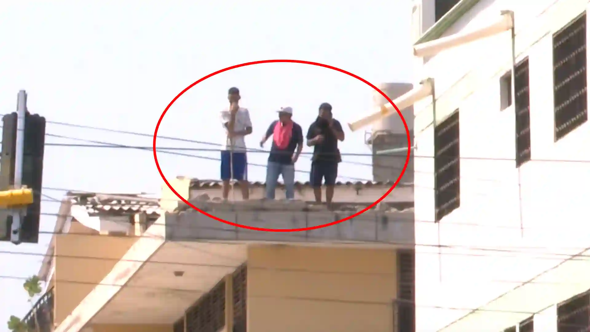 VIDEO | Presos amotinados toman centro de reclusión y se pasean por los techos en Santa Marta: un recluso muerto