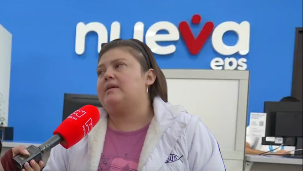 Paciente con discapacidad visual se enfrenta a seis horas de fila sin que la Nueva EPS le entregue sus medicamentos