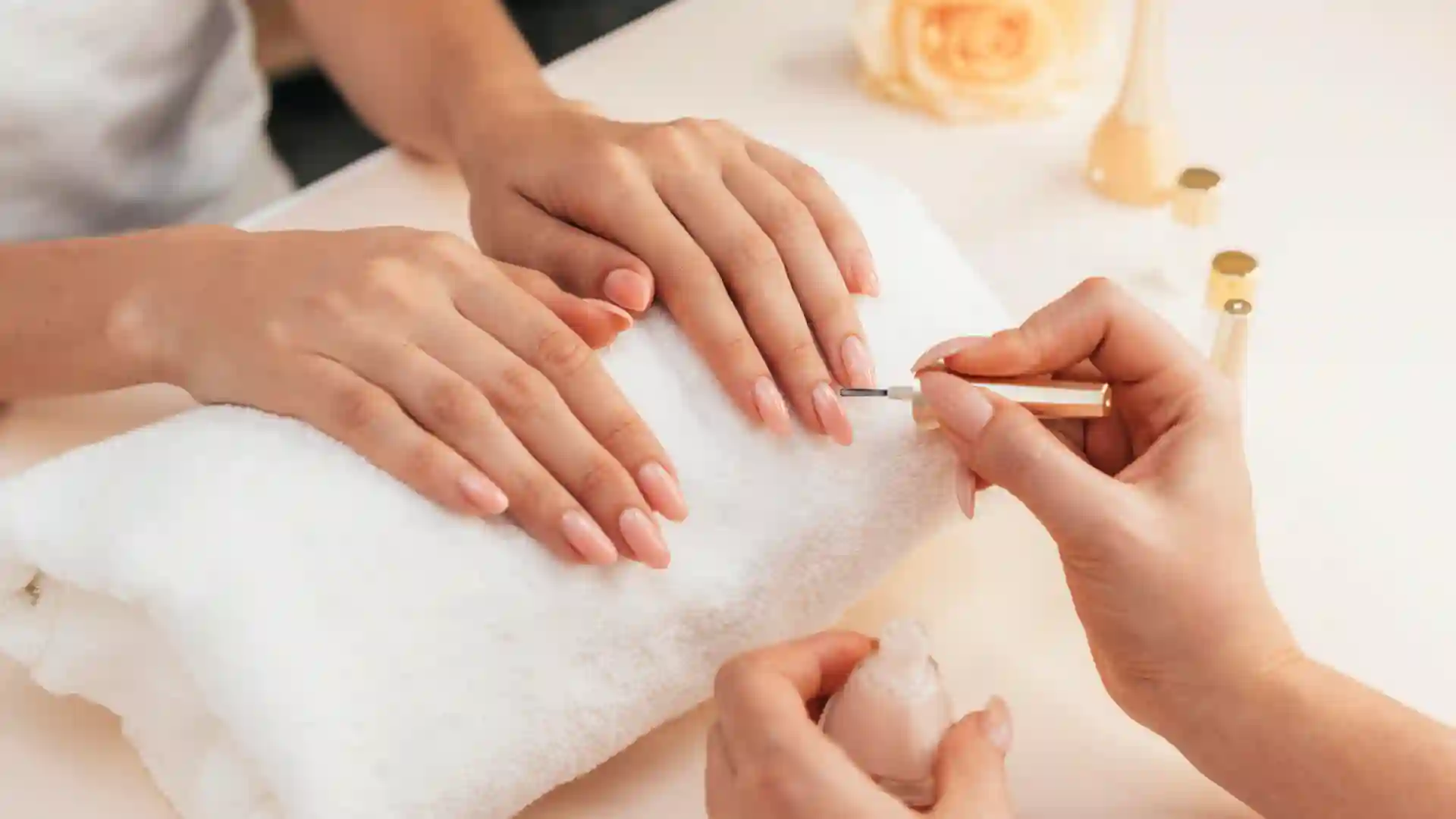 Alertas por peligrosos químicos en uñas lleva a regresar al esmalte tradicional en Colombia