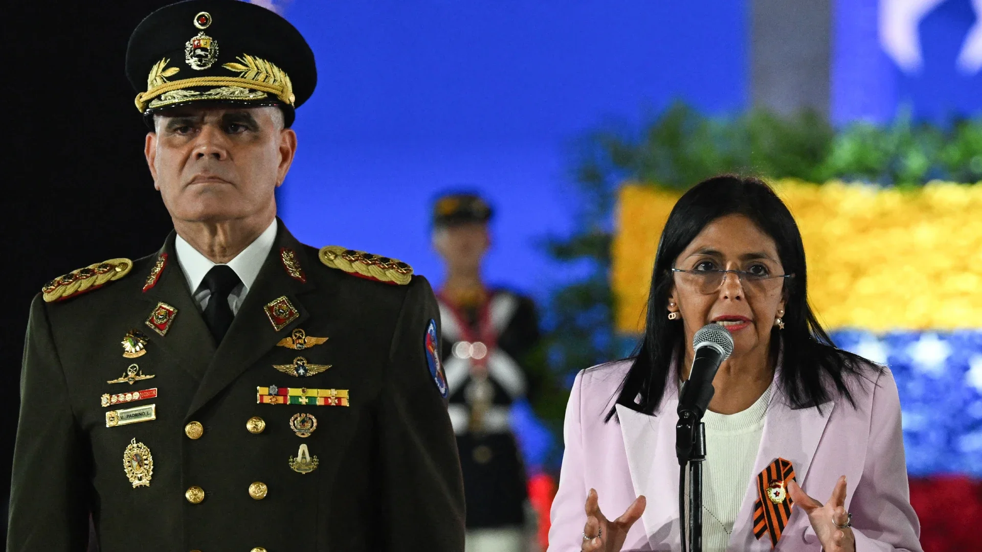 Vladimir Padrino y Delcy Rodríguez.