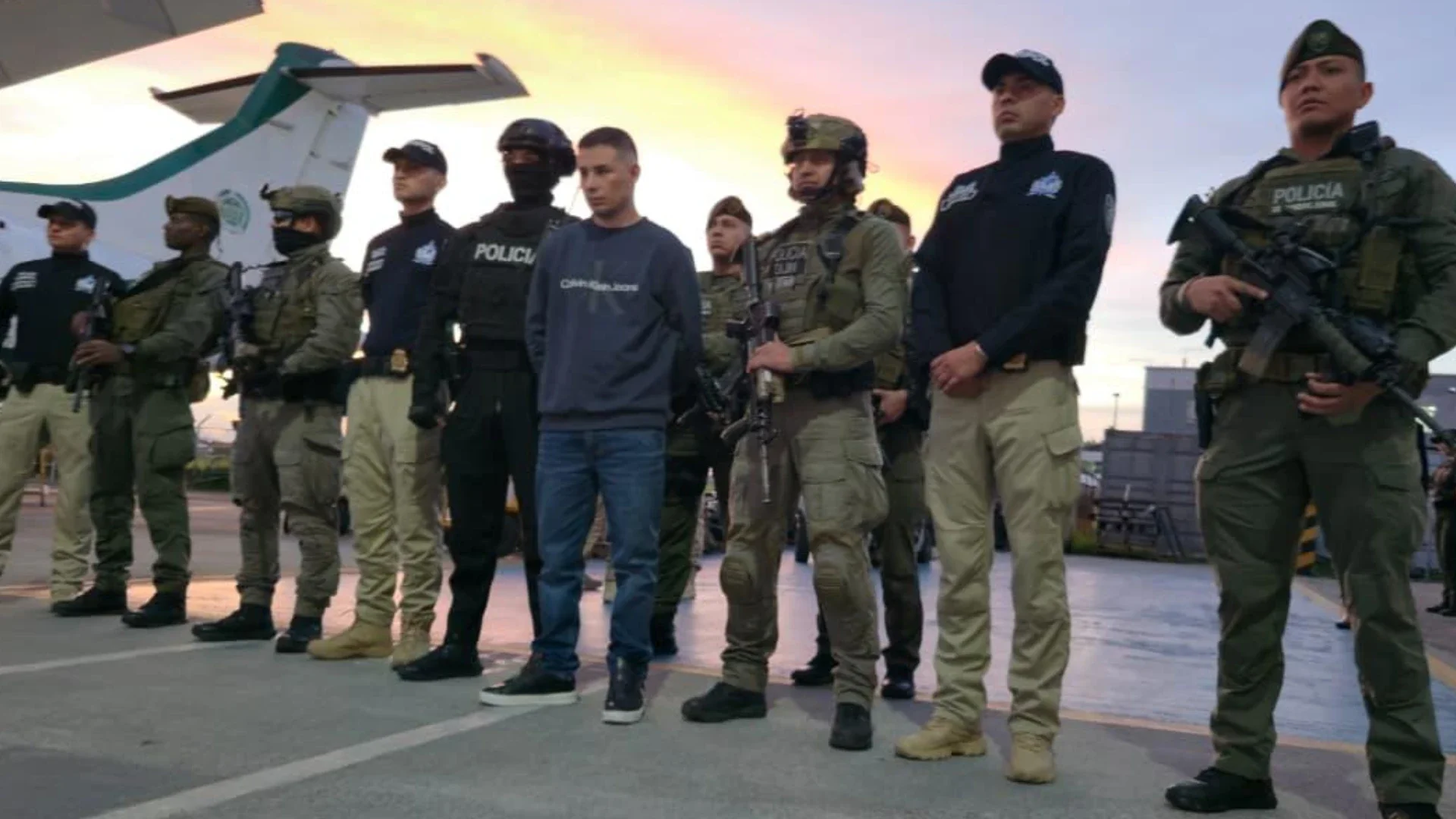 'Lobo Menor' fuye expulsado de Colombia.