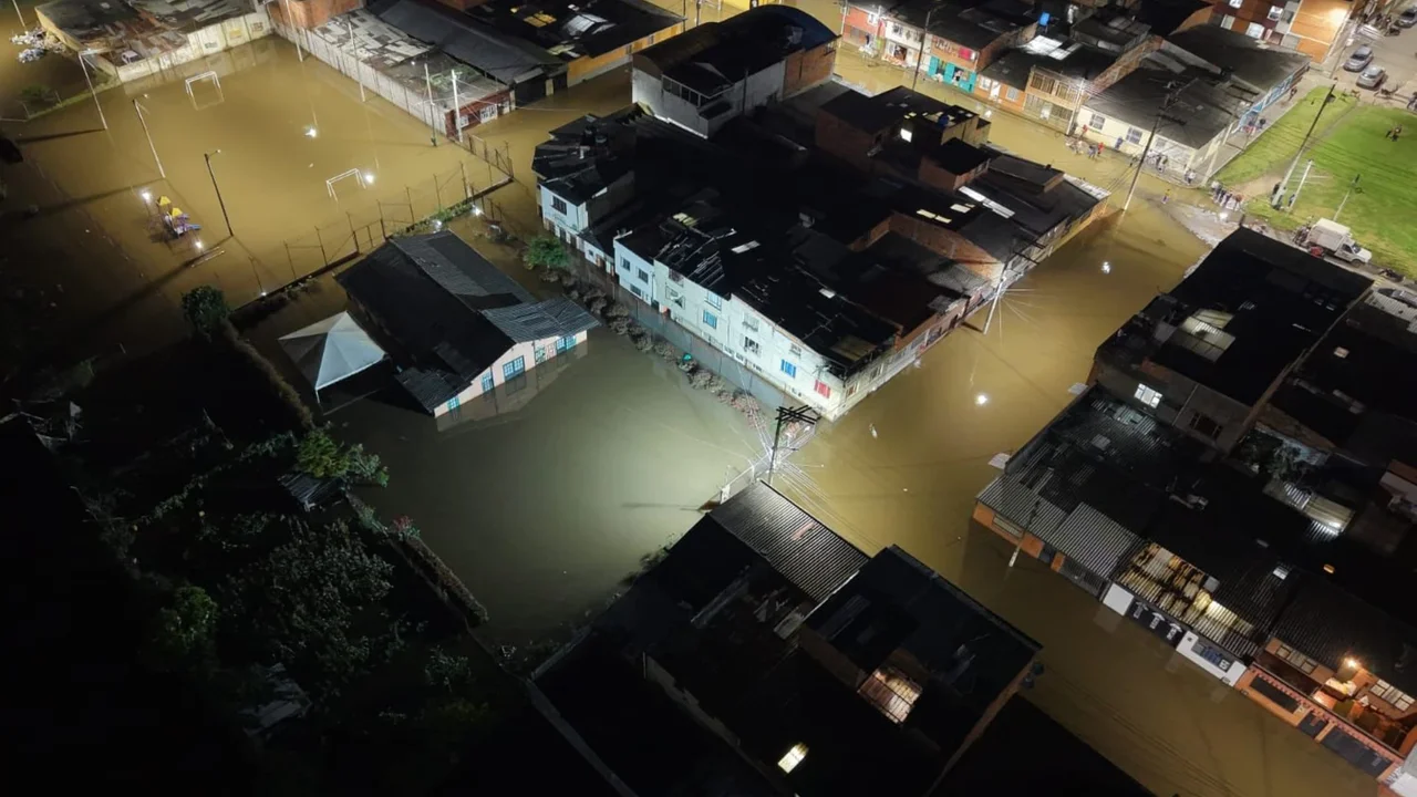 Cundinamarca authorities support work in Facatativá after floods