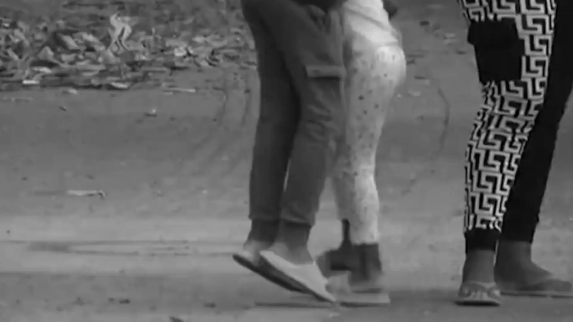 Niño quemado con cuchillo caliente por su mamá