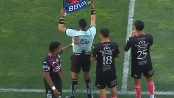 Jugador colombiano está en el ojo de la polémica por empujar a un árbitro en México: video viral