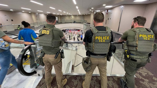 Agentes de ICE fueron desplegados en 13 aeropuertos de Estados Unidos por escasez de personal de seguridad