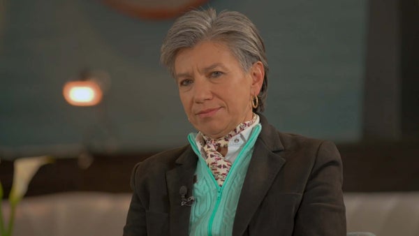 "No necesito que nadie me adorne de lo que no soy": Claudia López habla del centro y su aspiración presidencial