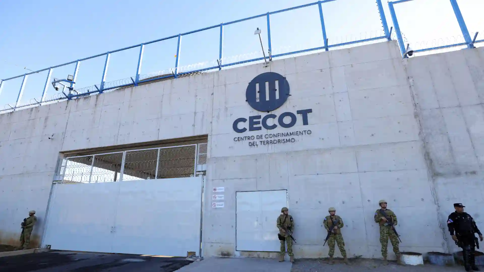 Venezolano deportado a cárcel de El Salvador como falso Tren de Aragua exige millonaria indemnización