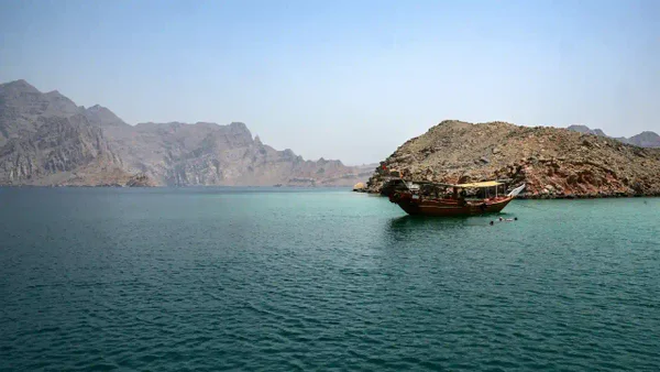 Irán anunció que permitirá el paso de "buques no hostiles" por el estrecho de Ormuz