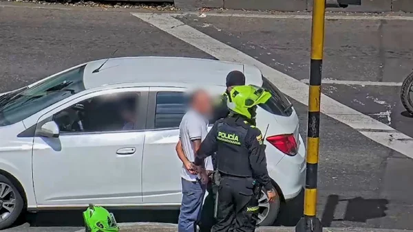 Video captó a sujeto que se hacía pasar por limpiavidrios para robar en plena Calle 80 de Bogotá