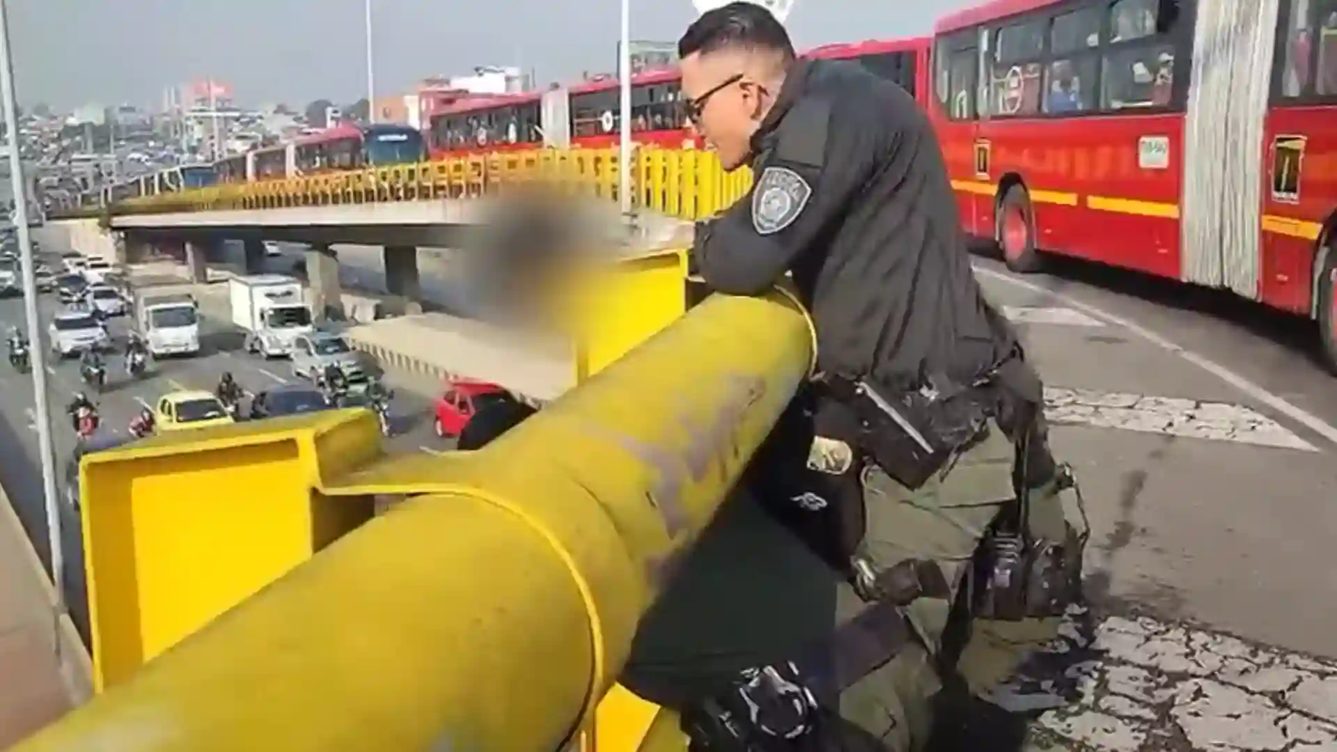 Video del momento exacto en el que policías evitaron que un menor de 17 años se lanzara de un puente en Bogotá