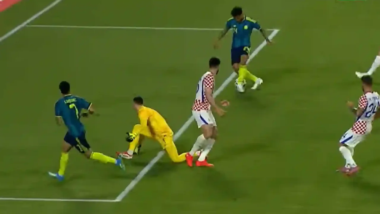 Video: Luis Suárez's Incredible Miss After Great Pass from James Rodríguez and Luis Díaz!