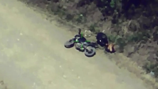 VIDEO | Ejército desactiva motocicleta bomba en El Plateado y evita tragedia