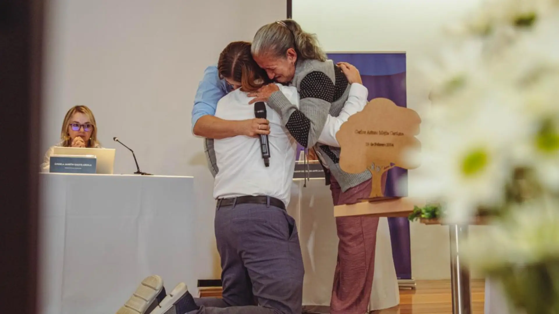 El abrazo que conmueve a Colombia: familia de falso positivo perdona a militar en plena audiencia