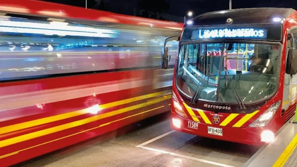 Carro 'fantasma' en carril de Transmilenio mató a joven: familia exige videos para hallar al responsable Carro 'fantasma' en carril de Transmilenio mató a joven: familia exige videos para hallar al responsable