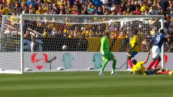 Francia aumenta la ventaja tras mala salida de Álvaro Montero: vea gol aquí