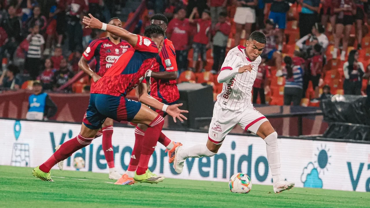 Medellín came back against América in five minutes and stays in the fight: here's the table