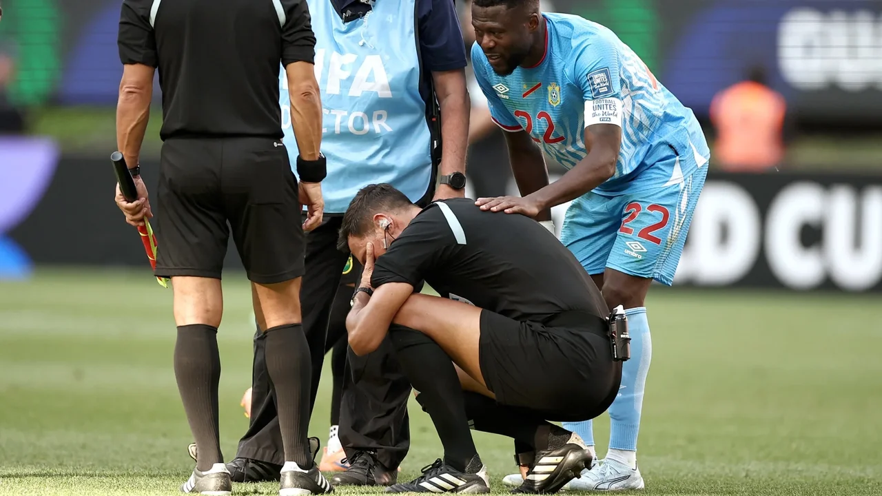 Curious in the World Cup playoff: referee injured and left the field in tears