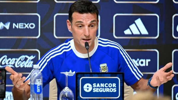Hincha argentino se infiltró en rueda de prensa y le reprochó a Scaloni: video viral