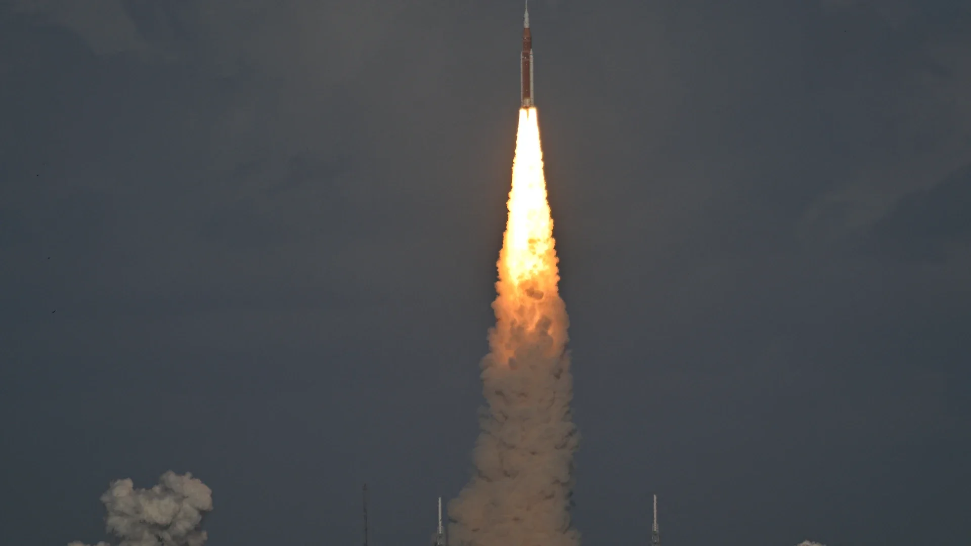 Artemis II despegando.