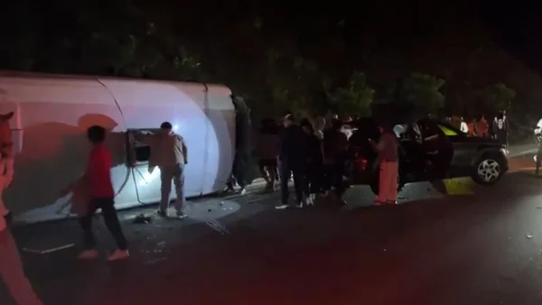 VIDEO | Bus con 42 pasajeros chocó, se salió de la vía y queda volcado en la vía Bogotá - La Vega
