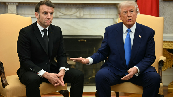 Trump bromea con bofetada que habría recibido Macron de su esposa, en medio de tensiones con la OTAN