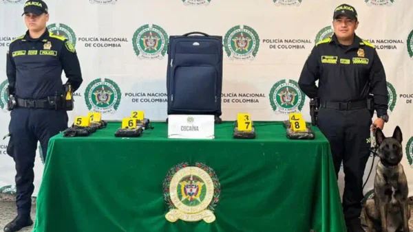 VIDEO | 'Narcomaleta' con dos GPS instalados fue abandonada en El Dorado y detectada por canino antidrogas