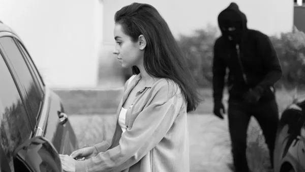 Denuncian nueva modalidad de robo contra mujeres en calles de Bogotá: las fichan para cortarles el cabello