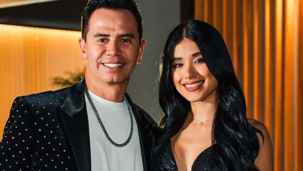 A Jhonny Rivera y su esposa los frenaron en Dubái: así reaccionó el artista A Jhonny Rivera y su esposa los frenaron en Dubái: así reaccionó el artista