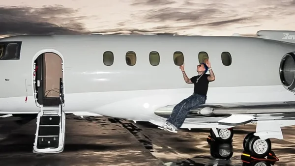 Blessd mostró su nueva y millonaria adquisición: un lujoso avión Blessd mostró su nueva y millonaria adquisición: un lujoso avión