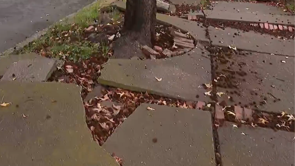 Habitantes de Ciudad Salitre advierten que los andenes se han convertido en un peligro inminente