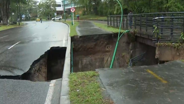 Avenida 40 de Villavicencio colapsó y se abrió un impresionante hueco: hay cierre total