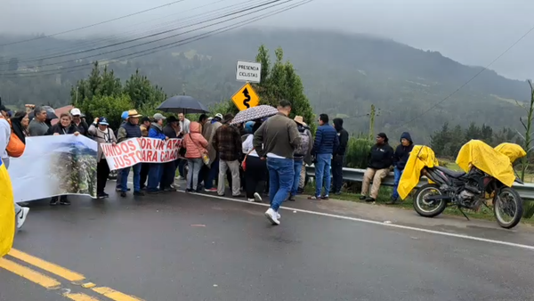 Vía La Calera se encuentra bloqueada: manifestantes advierten incremento desproporcionado del avalúo catastral