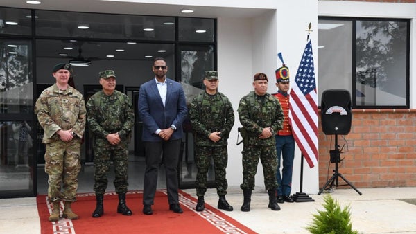 EE. UU. entrega moderno centro de operaciones al Ejército colombiano para combatir el crimen organizado