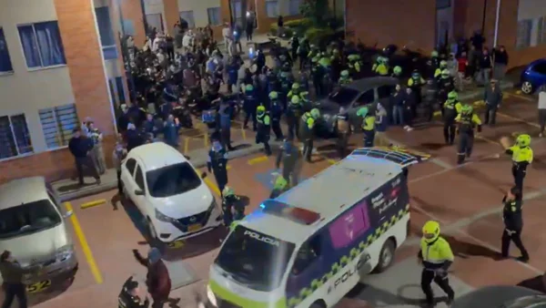 Disturbios en Bogotá durante operativo de la Policía: intentaron linchar a presunto abusador Disturbios en Bogotá durante operativo de la Policía: intentaron linchar a presunto abusador