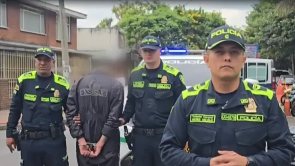 Capturan a dos hombres por intento de hurto en Teusaquillo: uno tenía brazalete del Inpec Capturan a dos hombres por intento de hurto en Teusaquillo: uno tenía brazalete del Inpec