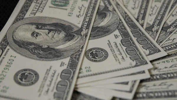 El precio del dólar tocó mínimo histórico en el cierre de hoy 13 de abril de 2026: así se cotizó