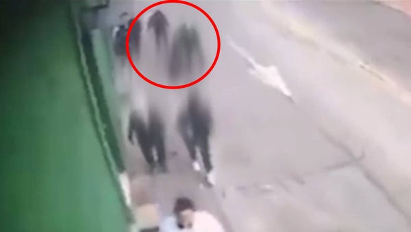 VIDEO | Motociclista a toda velocidad se llevó a varias personas por delante y huyó en Bogotá